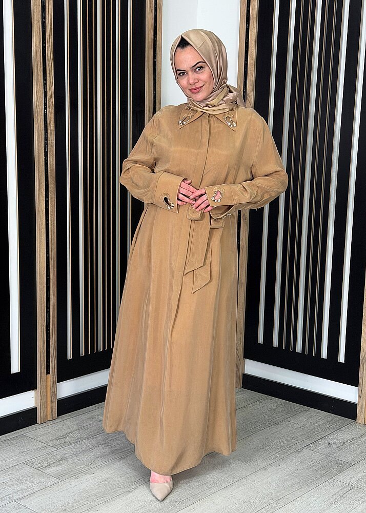 Clande Yakası ve Bileği Taşlı Cupra Elbise CAMEL