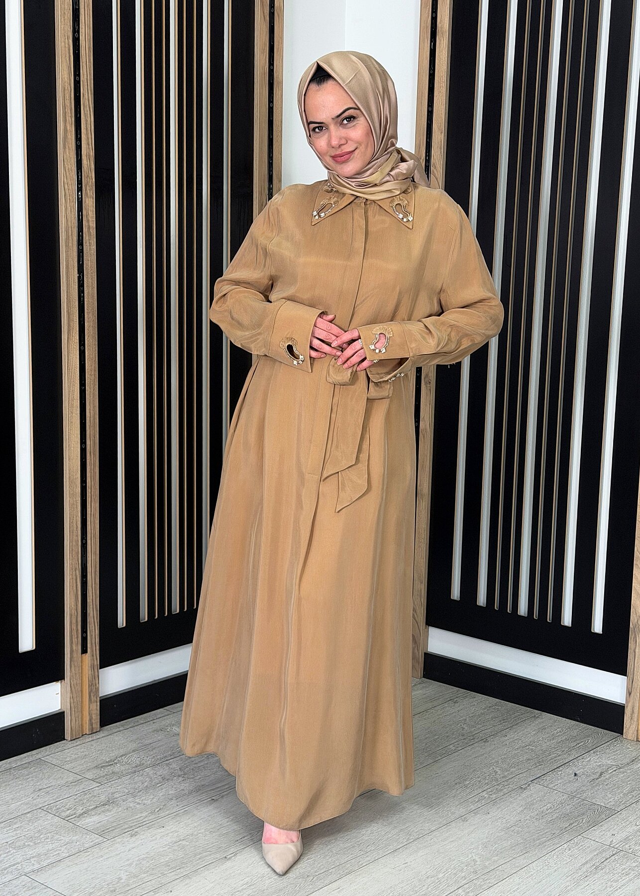 Clande Yakası ve Bileği Taşlı Cupra Elbise CAMEL - 1